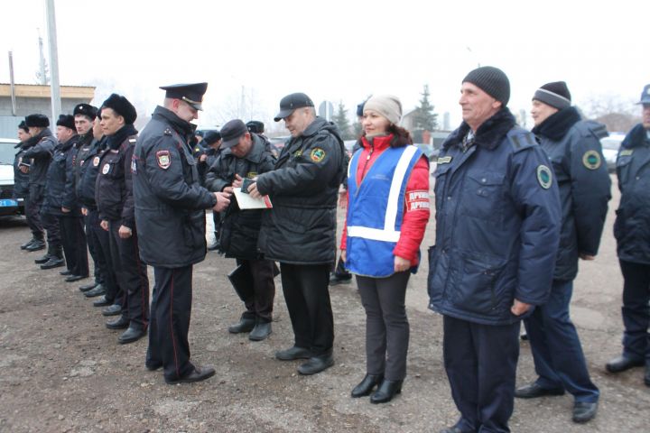Проверка готовности к несению службы: чистопольские полицейские провели гарнизонный развод