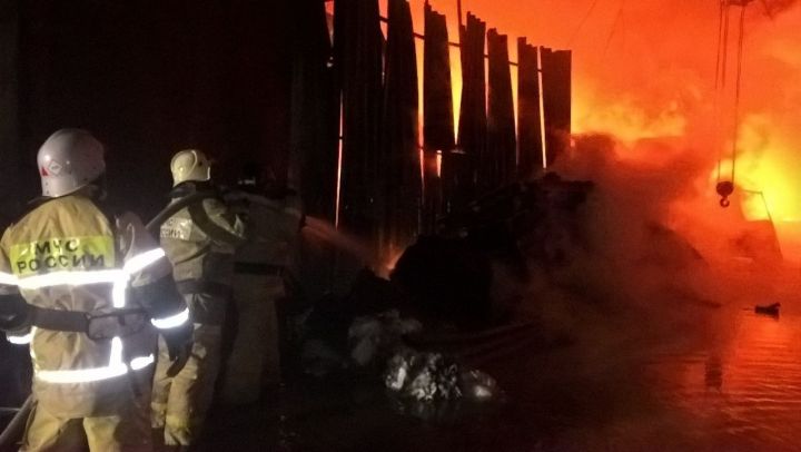 Подробности крупного пожара в Казани: фото с места ЧП