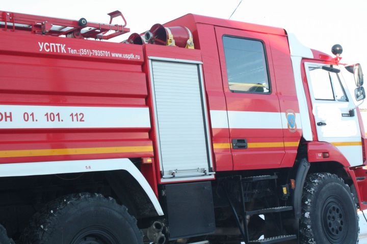 В Казани ЧП: пожарные не могут снять человека с балкона горящей квартиры из-за припаркованных машин