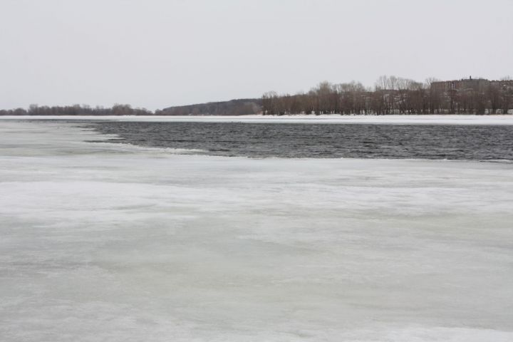 Чистопольцы, будьте внимательны: лед на водоемах уже не крепкий (фото сделано 4 апреля!)