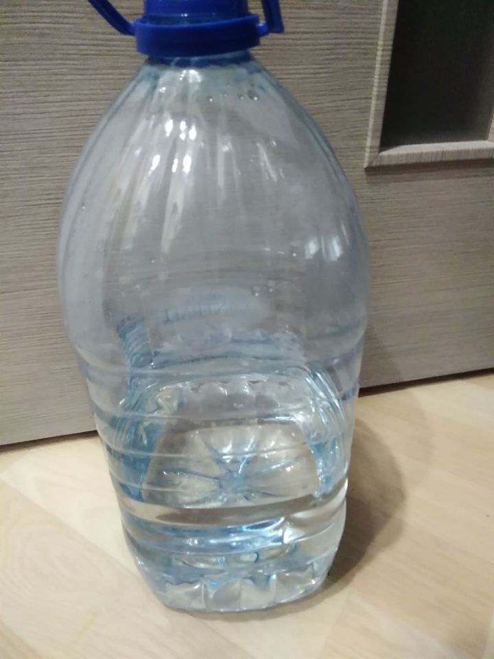 Моя соседка каждый день в машину 5-литровую бутылку воды носила. А когда я узнал причину – смеялся до слез