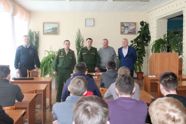 Военнослужащие из Сахалина встречались с будущими призывниками из Чистополя