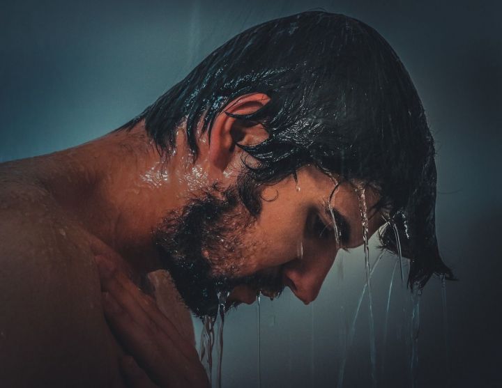 Почему опасно часто мыть голову и принимать горячую ванну