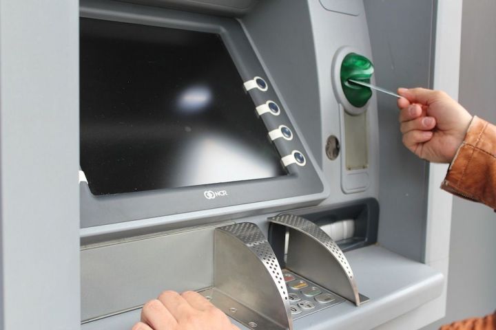 Что делать, если банкомат выдал больше денег?