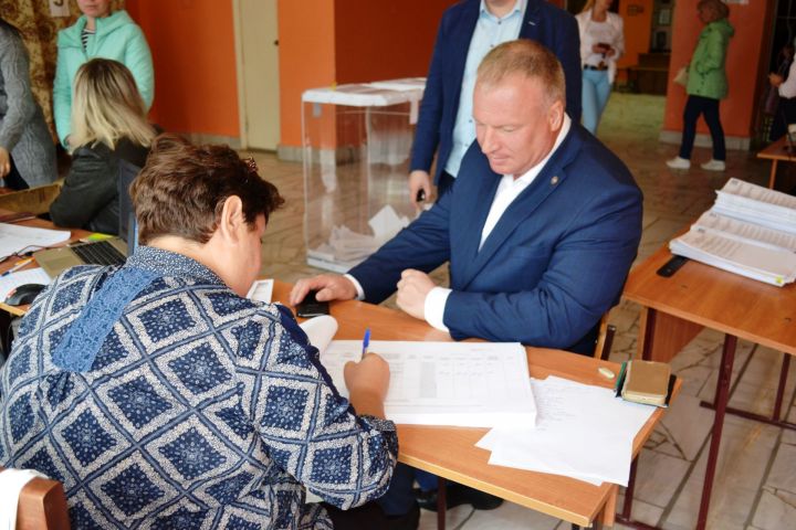 Глава Чистопольского муниципального района Дмитрий Иванов принял участие в предварительном голосовании