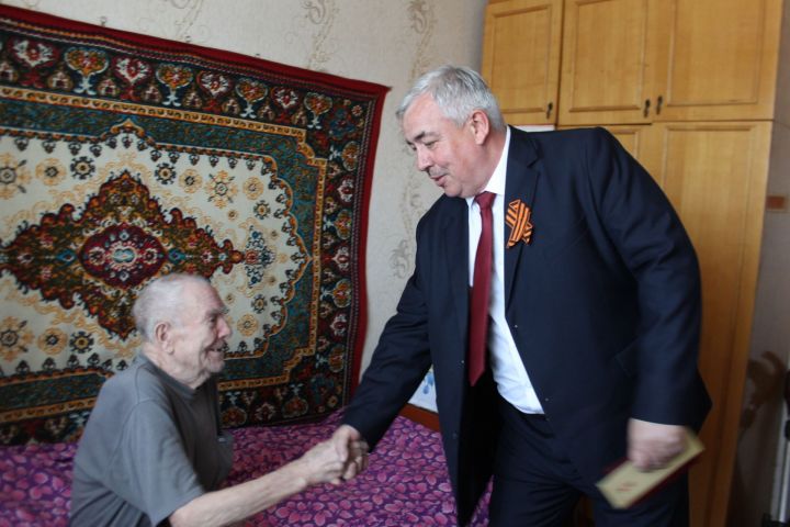 Чистопольский ветеран получал поздравления на дому