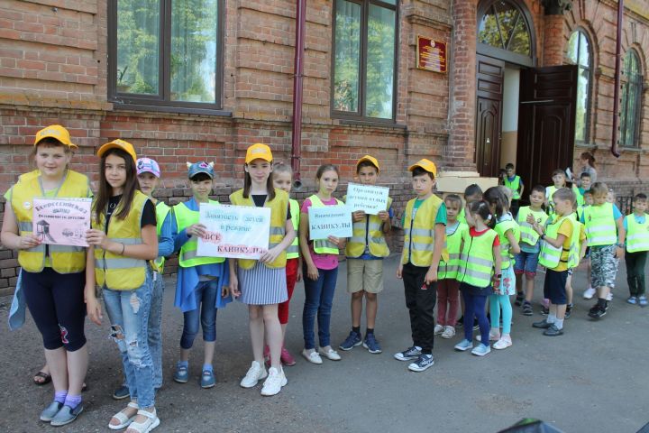 «Безопасность детства»: чистопольские мальчишки и девчонки закрепляли навыки безопасного поведения на улицах