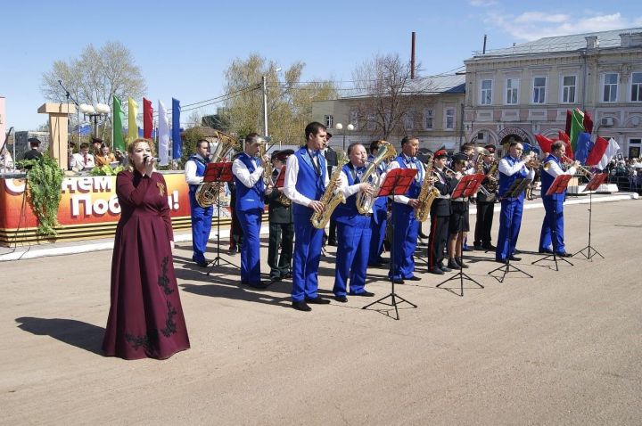 В городском саду  играет чистопольский духовой оркестр