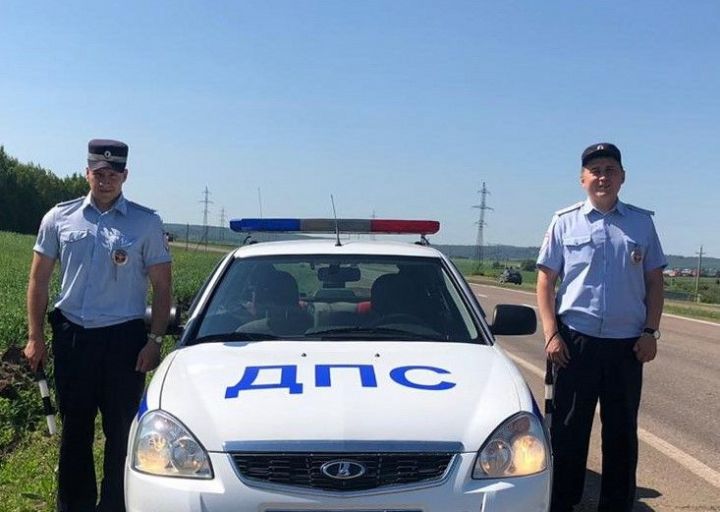 В Татарстане сотрудники ГИБДД спасли женщину, которой внезапно стало плохо