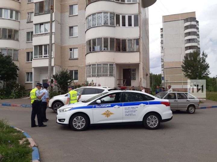 В столице Татарстана мужчина заперся в квартире и грозит взорвать дом
