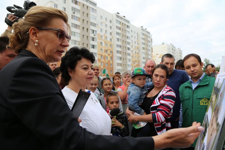Единороссы вместе с жителями обсуждают благоустройство двора