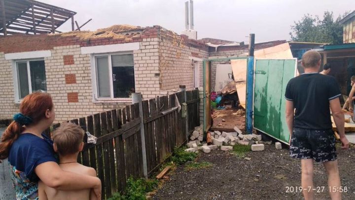В Татарстане ураган снес крышу дома