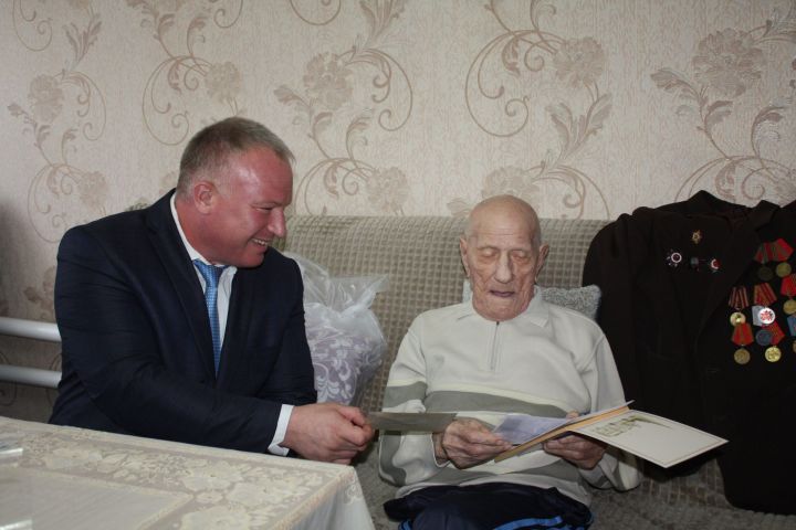 Чистополец Федор Матвеев принимал поздравление со 100-летним юбилеем