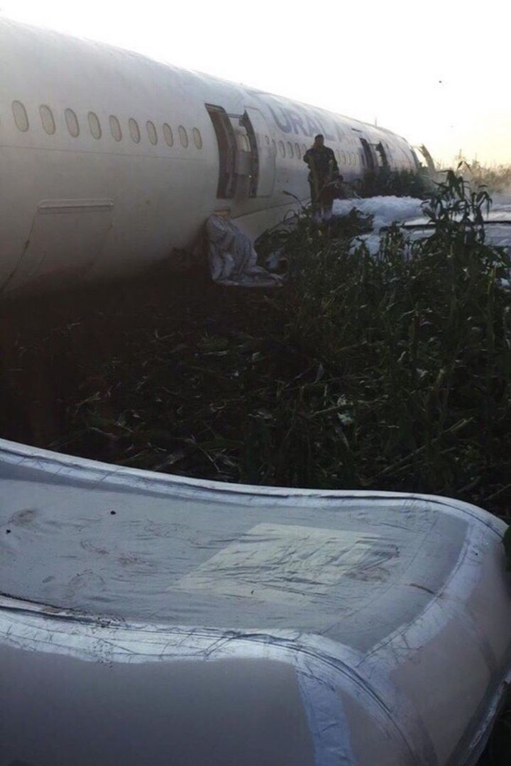 Пилот экстренно посадил самолет и спас 226 пассажиров