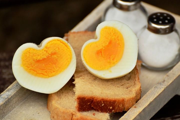 Для пользы волос, ногтей и сердца: 10 причин включить в свой рацион яйца