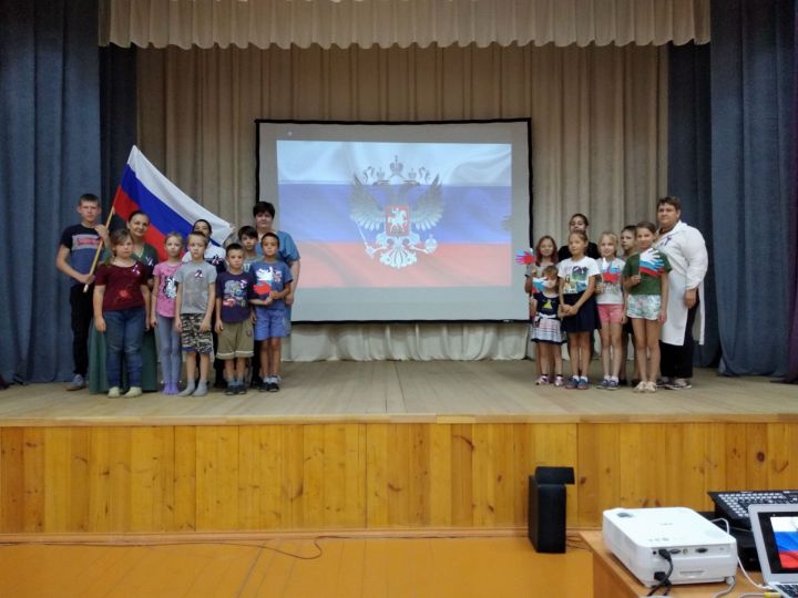 Юным жителям чистопольского села – об истории российского флага