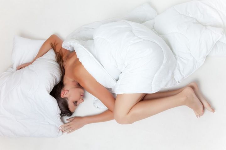 Кардиолог назвал полезные и вредные позы для сна