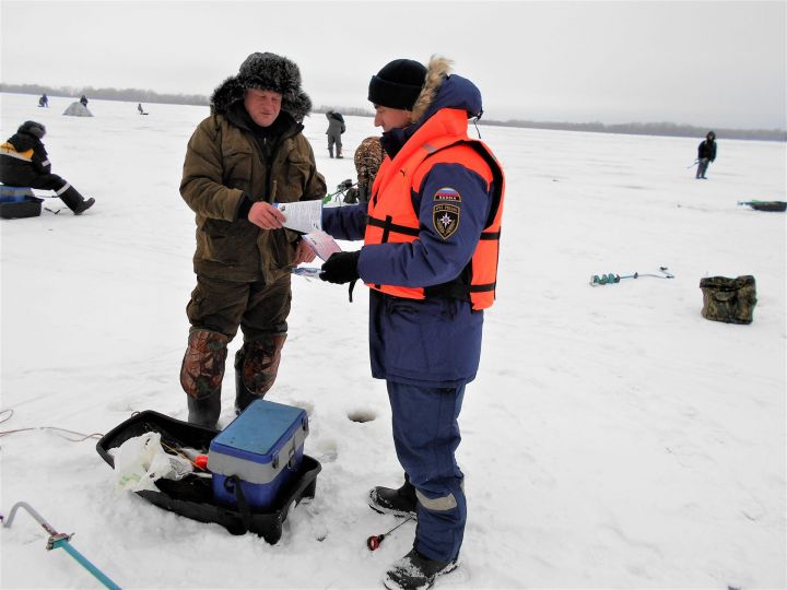 Как вести себя на льду и избежать несчастного случая: советы от инспектора ГИМС