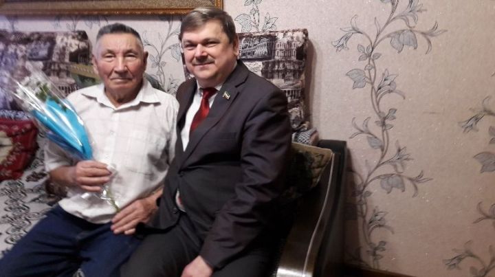 Поздравления с 90-летием принимал труженик тыла из Чистополя Фахрутдин Бадрутдинов