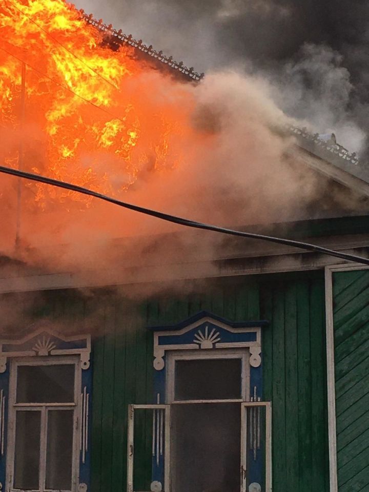 В Чистополе сгорел жилой дом и сарай