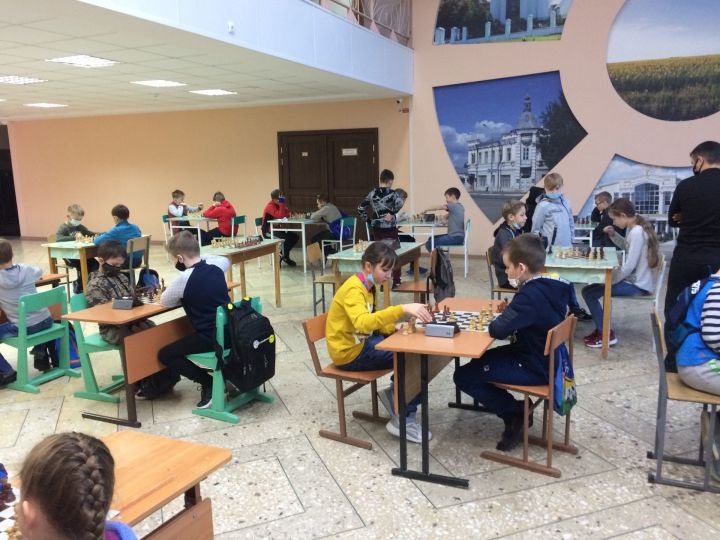 Чистопольцы сыграли в шахматы на турнире, посвященном памяти Алексея Шабаева