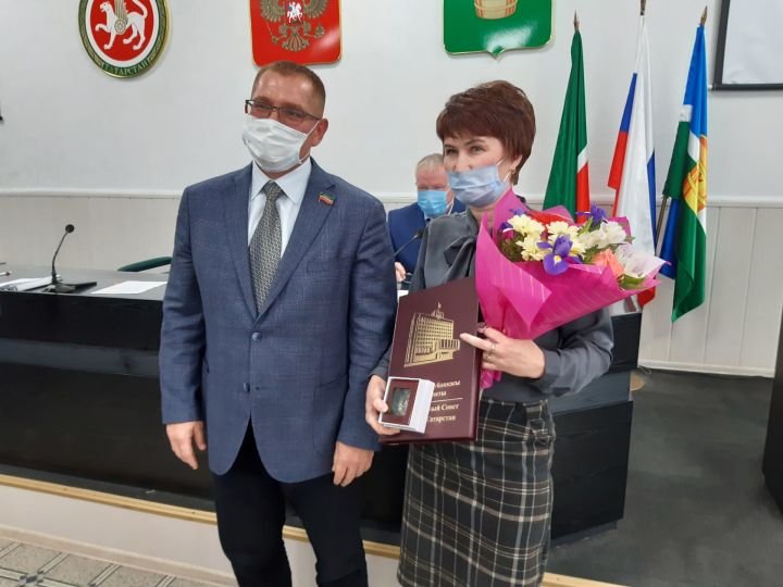 В чистопольской администрации наградили муниципальных служащих