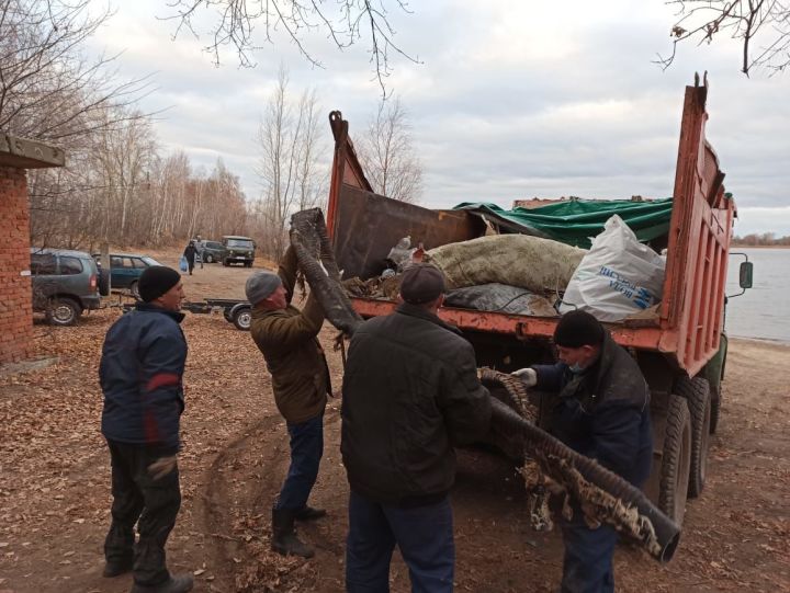 С прибрежных зон рек Ржавец и Кама собрали целый КамАЗ мусора.