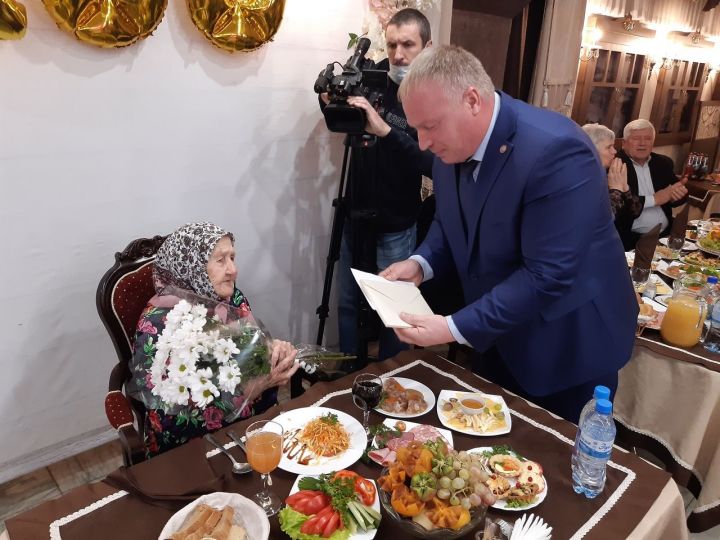 Долгожительница из Чистополя в 100-летний юбилей принимала поздравления от главы