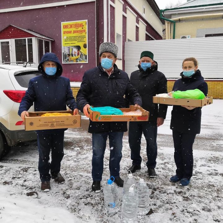 Чистопольские аксакалы привезли угощения для сотрудников временного инфекционного госпиталя