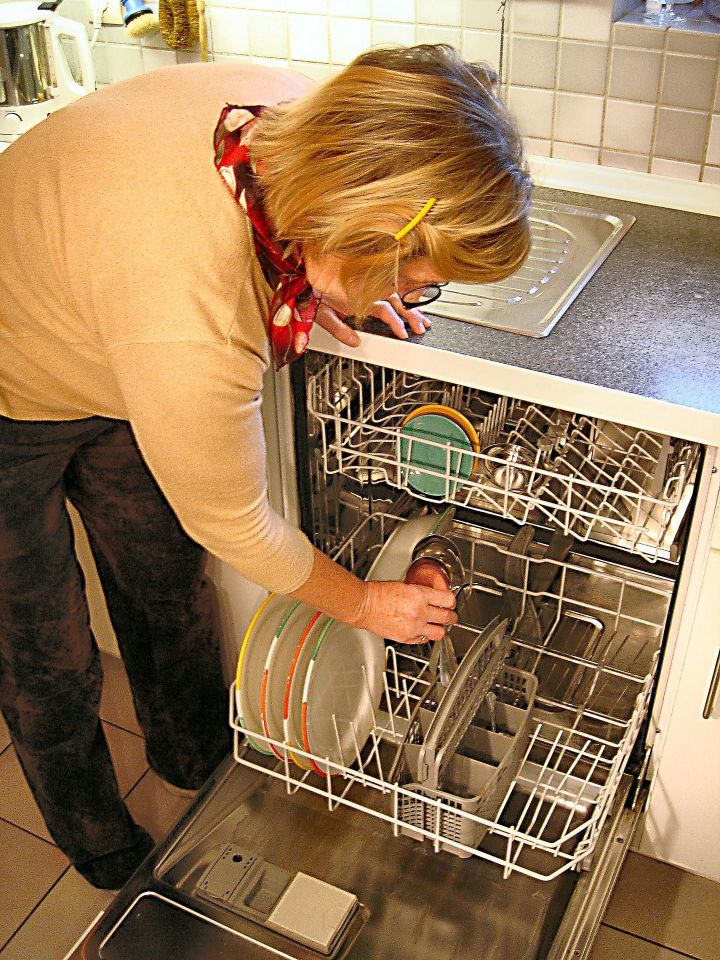 Вещи, которые никогда нельзя класть в посудомоечную машину