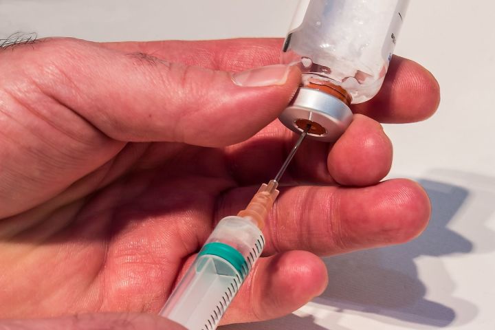 Вакцина "ЭпиВакКорона" станет бесплатной для россиян