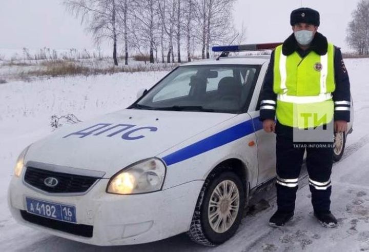 Инспектор ГИБДД помог семье, замерзшей на трассе