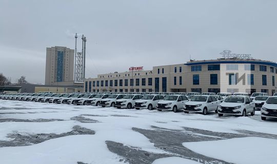 Рустам Минниханов вручил сельским больницам новые автомобили