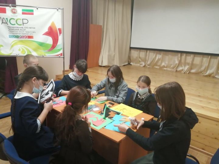 Юные жители чистопольского села смастерили открытки для людей с ограниченными возможностями здоровья