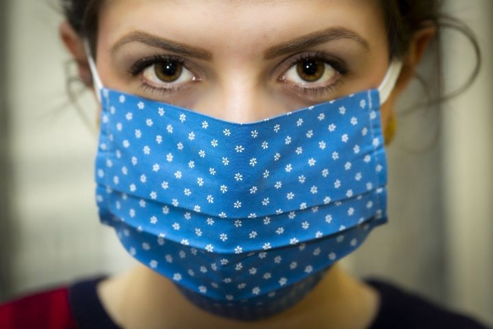 Роспотребнадзор призвал россиян  не использовать шарфы вместо защитной маски