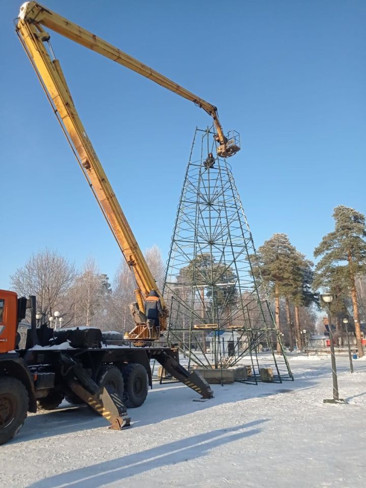 В Чистополе начали устанавливать главную елку