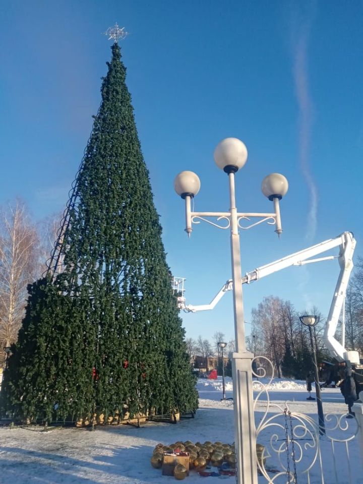 В Чистополе завершается монтаж главной новогодней елки (ФОТО)