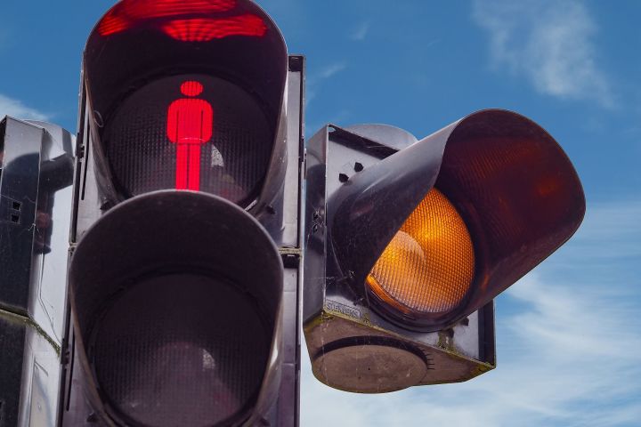 Чистопольцы, рискуя жизнью, переходили дорогу на запрещающий сигнал светофора