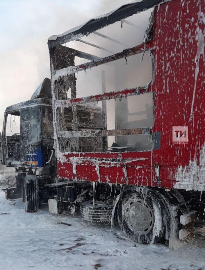В Татарстане загорелся грузовик: водитель-дальнобойщик получил ожоги