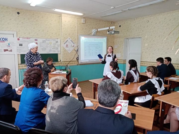 Депутат Госсовета РТ и руководитель исполкома Чистопольского района побывали на парламентском уроке в сельской школе
