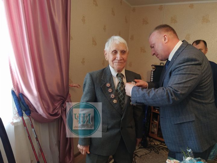 Чистопольскому ветерану в день рождения вручили юбилейную медаль