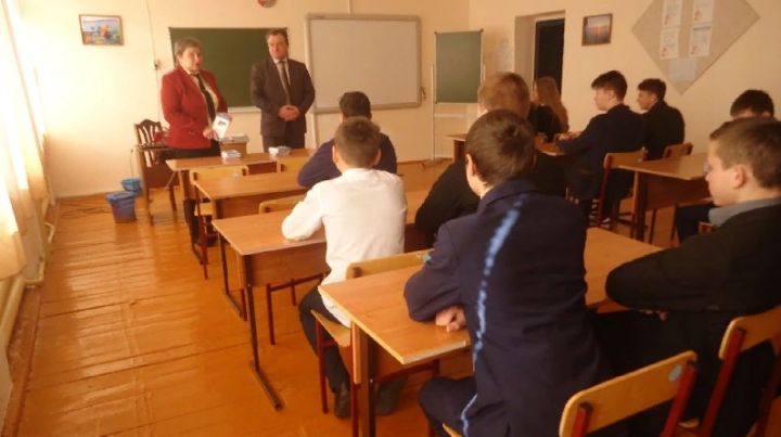 В одной из школ Чистопольского района рассказали о правах потребителя