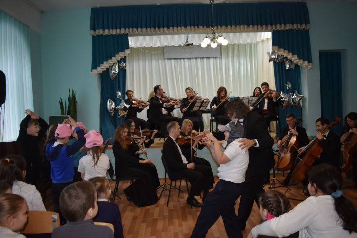 «La Primavera» оркестры балаларга шатлык бүләк итте