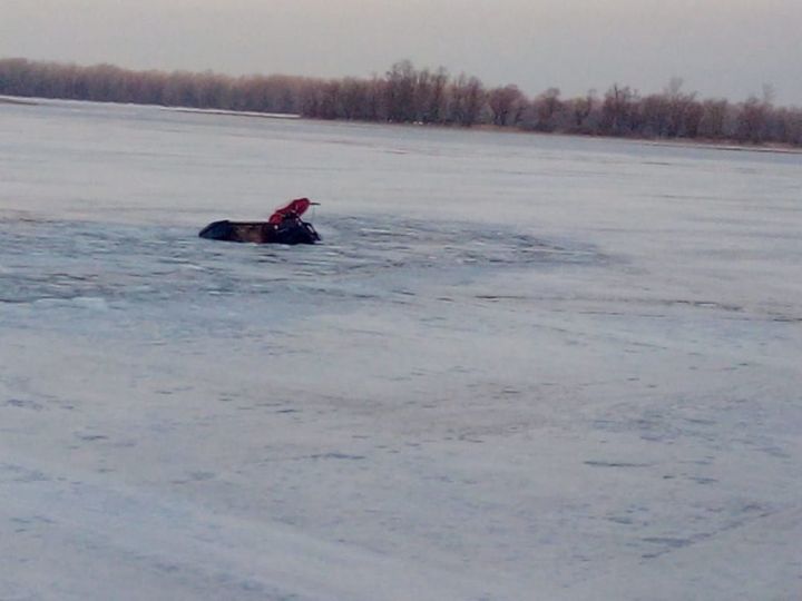 В Чистополе  под лед провалился "кишкотряс", на котором находились двое рыбаков