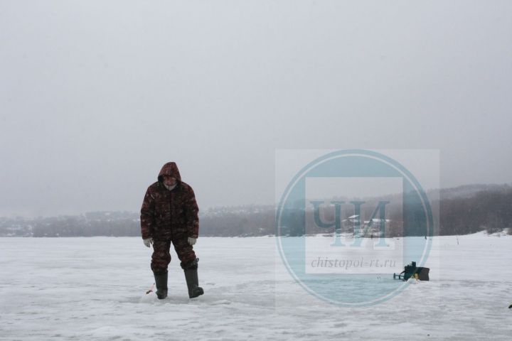 Сотрудники МЧС предупреждают: пора закрывать сезон зимней рыбалки