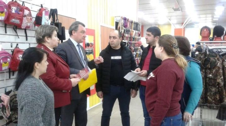 Специалисты Госалкогольинспекции и Роспотребнадзора побеседовали с работниками одного из чистопольских магазинов одежды