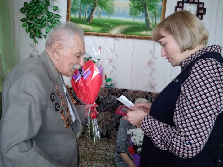 В Чистополе ветерану-фронтовику и труженице тыла вручили юбилейные медали к 75-летию Победы
