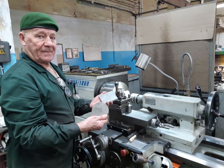 75-летний чистополец работает токарем уже 60 лет