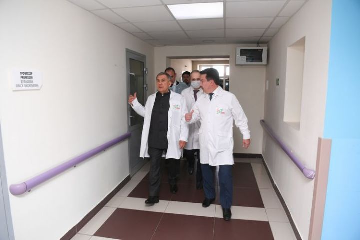 Рустам Минниханов объезжает больницы для проверки готовности учреждений