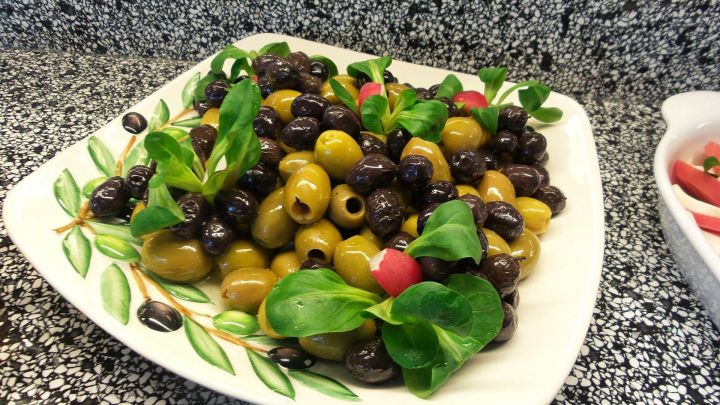 Чем отличаются оливки от маслин и что полезнее?